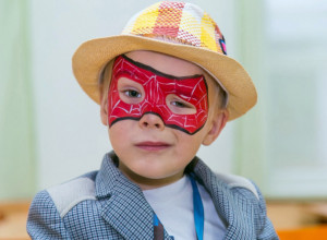 Ovako se ČUVA SESTRA: Raspametićete se kada vidite koliko je dečak ozbiljno shvatio zadatak! (FOTO)