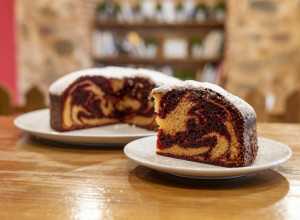 Recept koji ćete OBOŽAVATI: MRAMORNI kolač se  vraća na trpeze na velika VRATA!