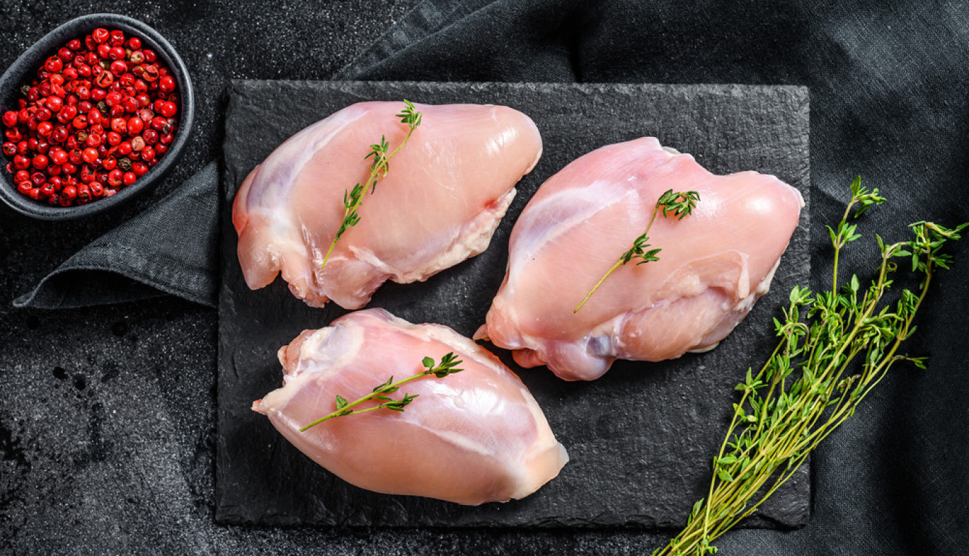 Primetili ste BELE ŽILICE NA PILEĆEM BELOM MESU? NIKAKO GA NE KUPUJTE, evo šta to govori o njemu!