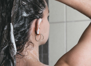 DA LI PERETE KOSU UVEČE ILI UJUTRU? Ovo morate da znate, nije svejedno!