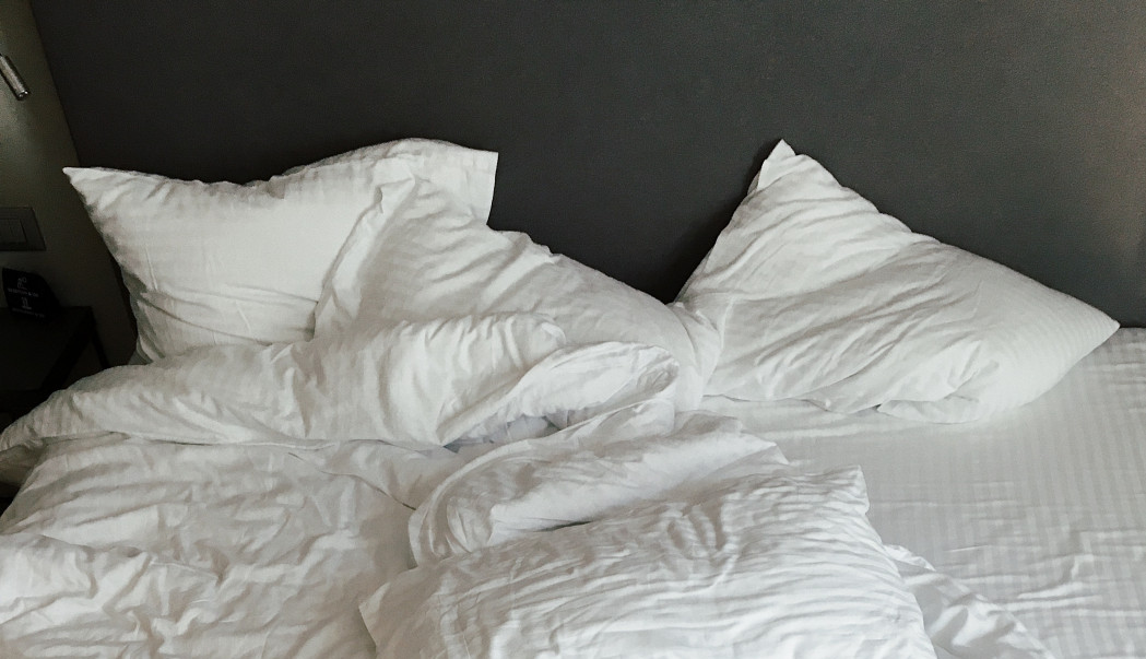 KOLIKO ČESTO PERETE JASTUKE? Grinje i prljavština iz njih može da nestane preko noći uz samo JEDAN SASTOJAK!