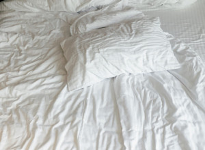 KOLIKO ČESTO PERETE JASTUKE? Grinje i prljavština iz njih može da nestane preko noći uz samo JEDAN SASTOJAK!