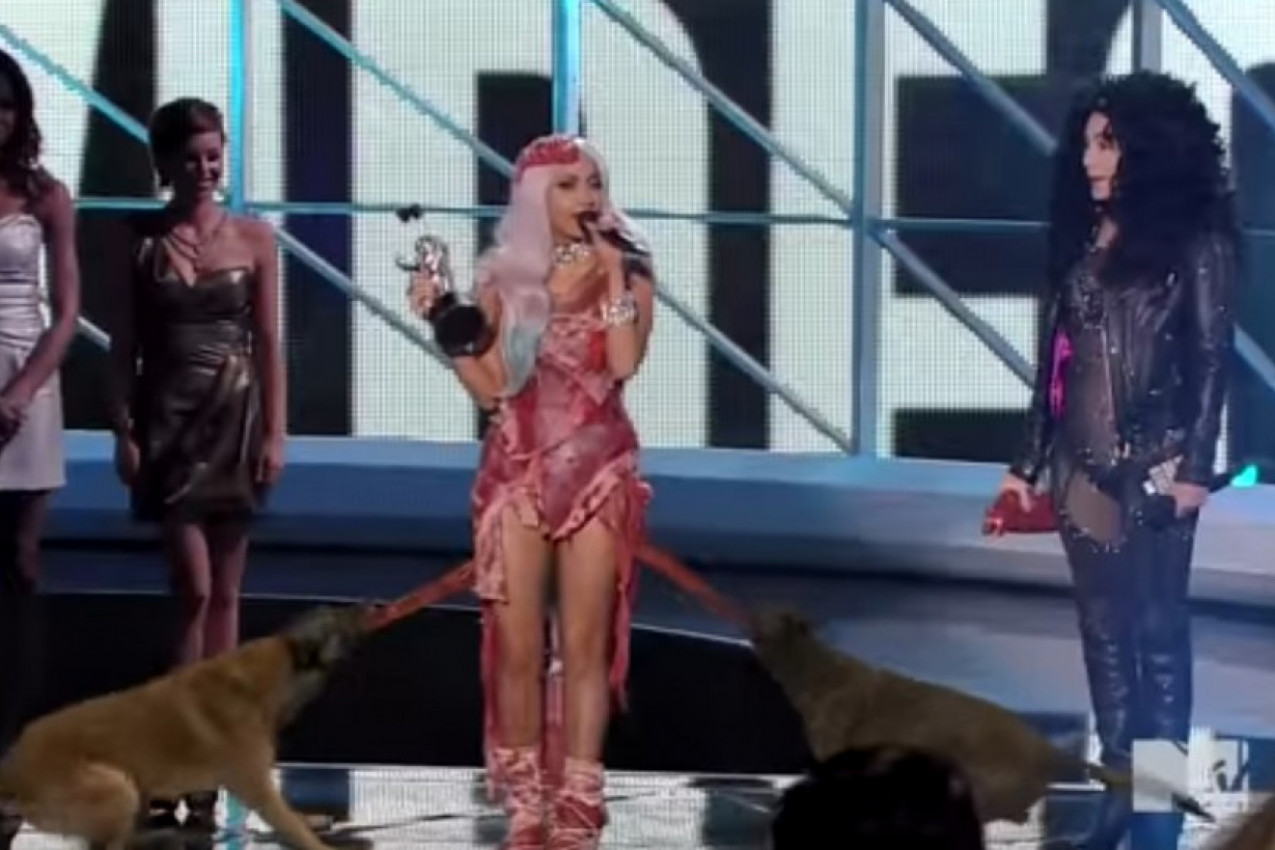 BIZARNO DO BESKRAJA: Snimak Lejdi Gage kako "pegla haljinu"! (VIDEO)