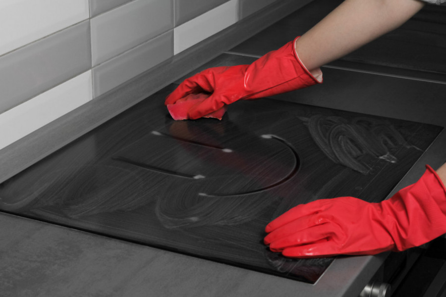 KAKO OČISTITI PLOČU ŠPORETA A DA JE NE OŠTETITE: Potrebne su vam samo 2 stvari koje će ukloniti mrlje za tili čas! (FOTO)