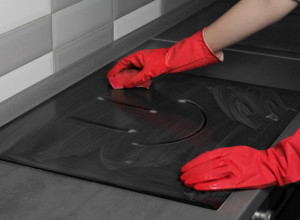 KAKO OČISTITI PLOČU ŠPORETA A DA JE NE OŠTETITE: Potrebne su vam samo 2 stvari koje će ukloniti mrlje za tili čas! (FOTO)