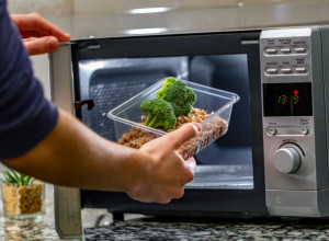5 namirnica koje NE SMETE podgrevati u mikrotalasnoj pećnici
