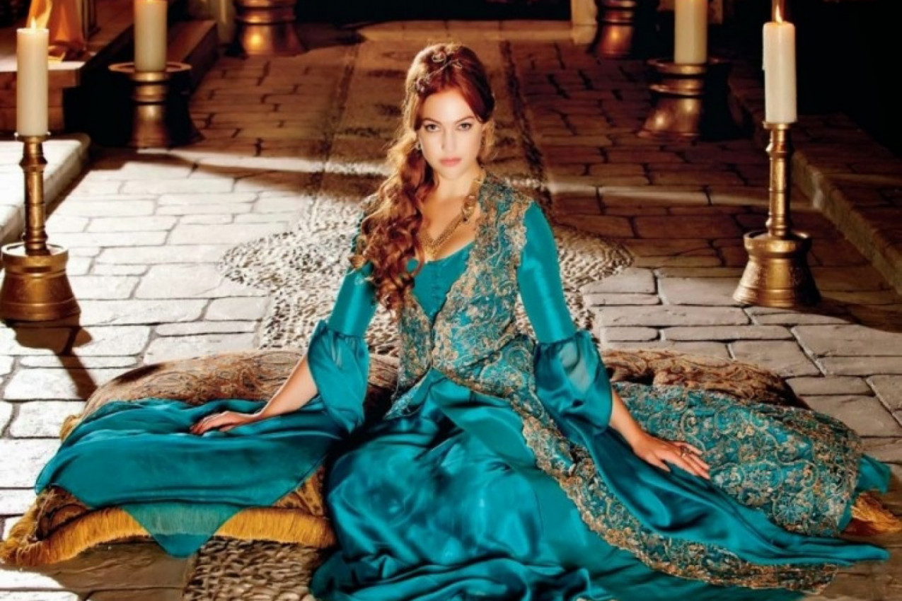 HUREM laže za godine: Glumica proslavila rođendan, fanovi potpuno zbunjeni! (FOTO)