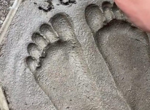 Betonirao ćerkina stopala: OVAJ TATA JE GENIJALAN! Evo kako da to budete i vi (VIDEO)