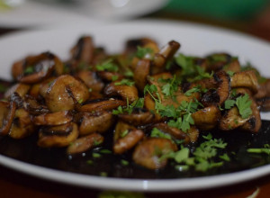 BUKOVAČA SA MASLACEM I BELIM LUKOM: Obrok koji će probuditi sva vaša čula