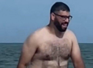 Bez napornih vežbi i teretane: Ovaj čovek "ima TRBUŠNJAKE" kakve do sada niste videli nigde! (VIDEO)