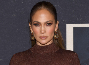 ZA IZGLED HOLIVUDSKE ZVEZDE POTREBNA VAM JE JEDNA OLOVKA : Saveti Džej Lo za pune i sočne usne uz koje ćete zablistati na dočeku 2023! (VIDEO)