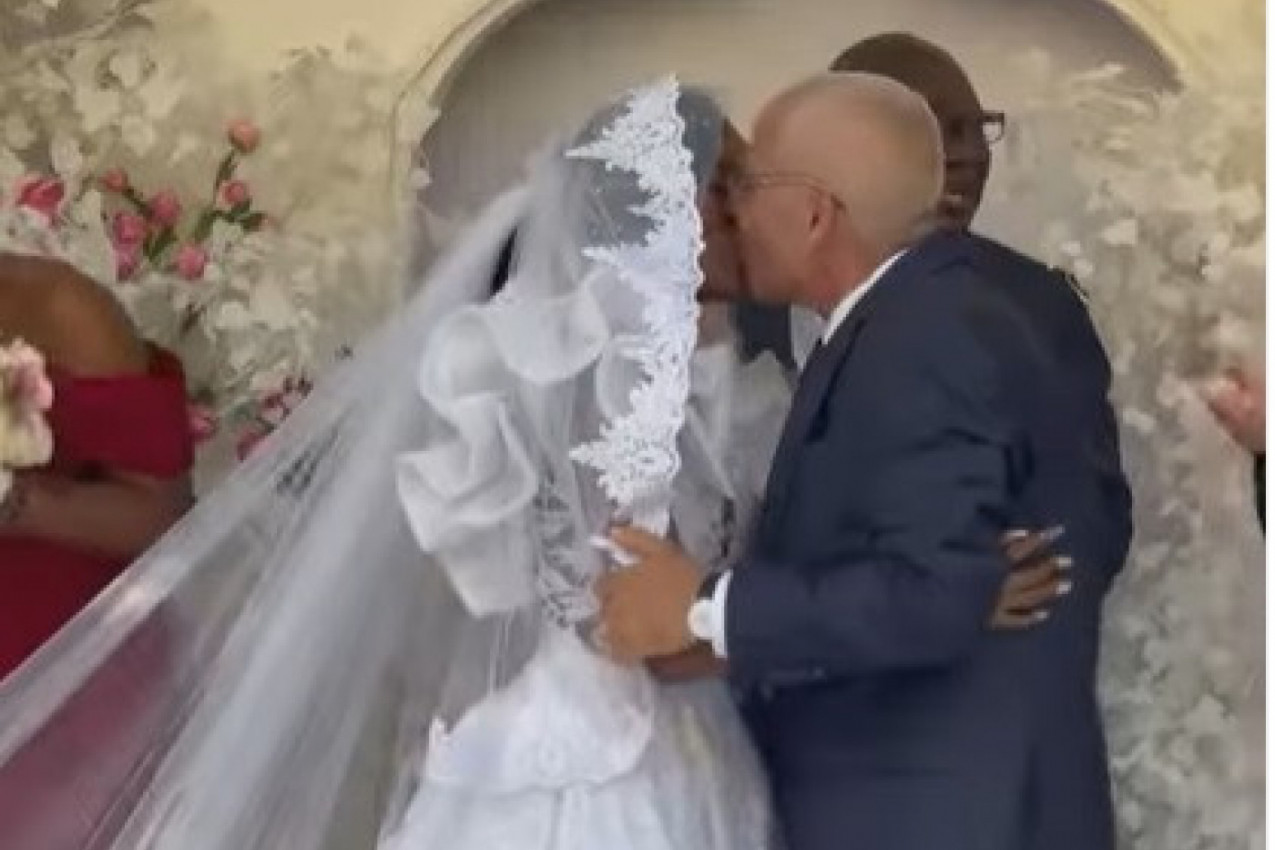 Gledate na SVOJU ODGOVORNOST: Ovaj poljubac mlade i MATORŽENJE ćete teško zaboraviti! (VIDEO)