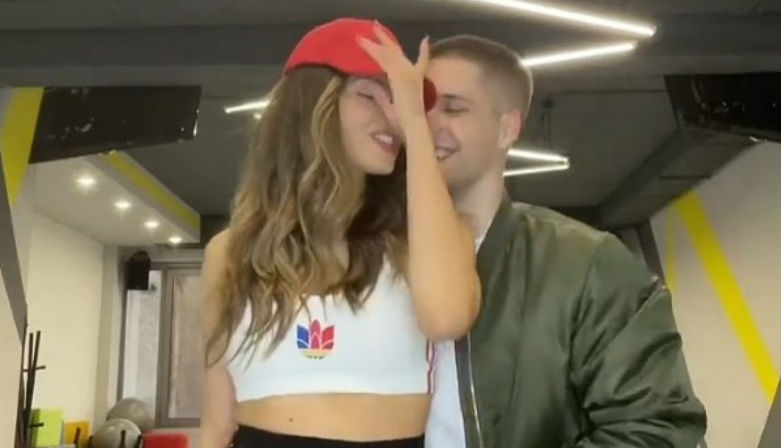 Sara Jo sa dečkom na peškiru pred svima, poljupci i snimanje telefonom podelili pratioce! (FOTO)