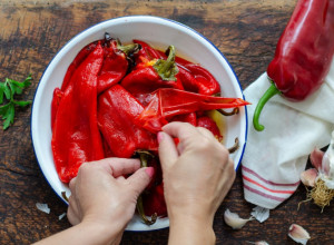 Očistite pečene paprike za sekund: Trik koji ćete OBOŽAVATI