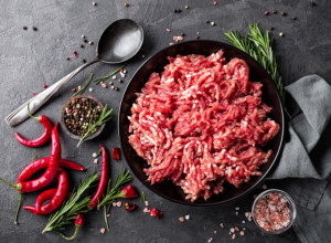 BACITE MLEVENO MESO iz zamrzivača da se ne biste otrovali! Evo koliko dugo sme da stoji smrznuto