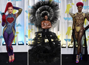 FRIKOVI, GOLE DOJKE, PERJE I KESE ZA ĐUBRE NA CRVENOM TEPIHU! Šta se ovo dešava sa modom, ceo svet bruji o dodeli MTV nagrad?! (FOTO, VIDEO)