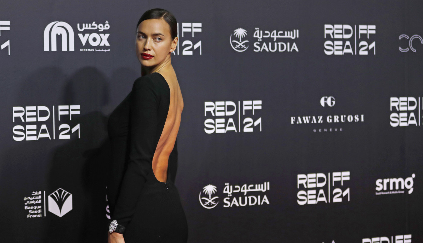 ŠTA JE OVO pored jedne od najlepših žena sveta? Njene fotografije s plaže izazvale su neviđene reakcije, a o jednom detalju bruji čitav svet! (FOTO)