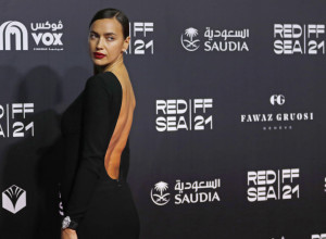 ŠTA JE OVO pored jedne od najlepših žena sveta? Njene fotografije s plaže izazvale su neviđene reakcije, a o jednom detalju bruji čitav svet! (FOTO)