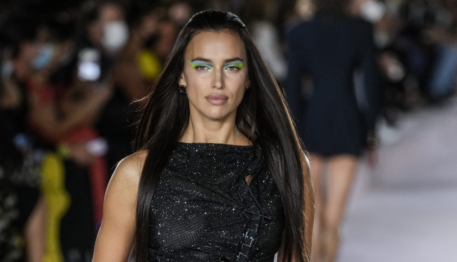 Haljina koja se nosi BEZ DONJEG VEŠA: Irina Šajk ukrala šou u Veneciji! (FOTO)