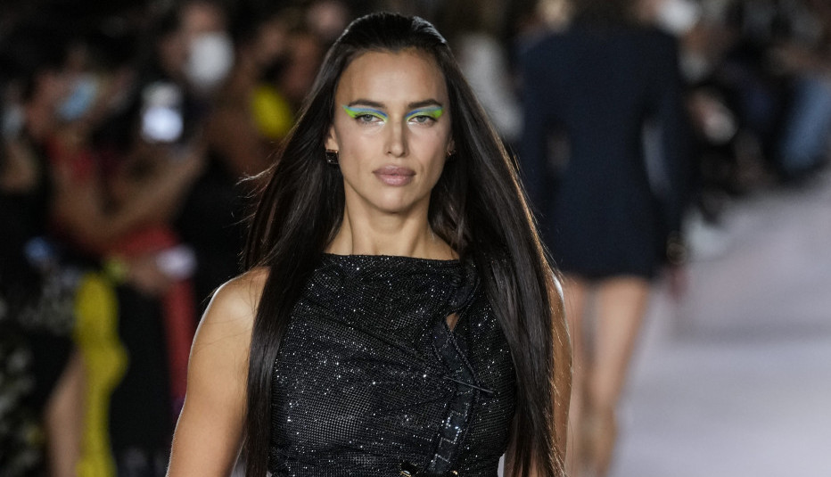 Haljina koja se nosi BEZ DONJEG VEŠA: Irina Šajk ukrala šou u Veneciji! (FOTO)