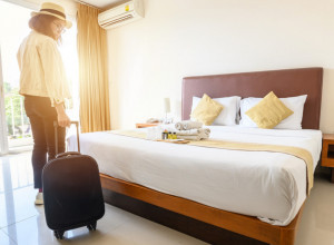 Pripašće vam muka, ove tri stvari NIKAKO NE DODIRUJTE U HOTELSKOJ SOBI! A pidžamu uvek sklanjajte na bezbedno, tvrde stručnjaci! (VIDEO)