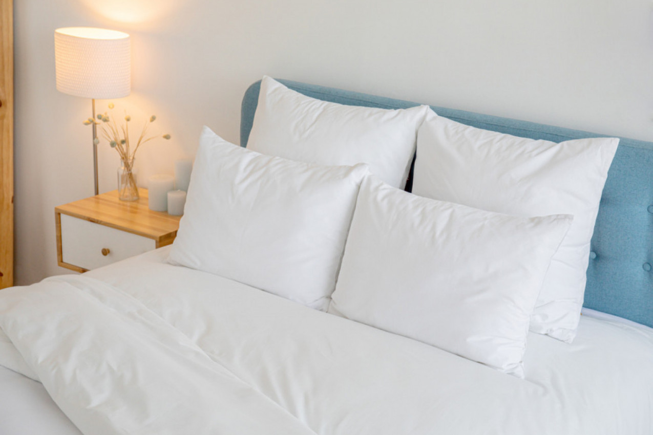 TRIK ZA BRZO ČIŠĆENJE JASTUKA! Više nikada ne morate da ih stavljate u mašinu!