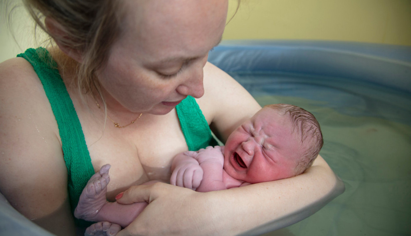 KAMERA SLUČAJNO SNIMILA POROĐAJ! Muž je pao na kolena, a onda je pukao vodenjak... Nestvarne scene obišle svet!