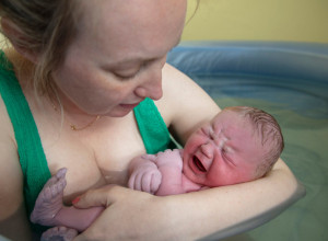 KAMERA SLUČAJNO SNIMILA POROĐAJ! Muž je pao na kolena, a onda je pukao vodenjak... Nestvarne scene obišle svet!