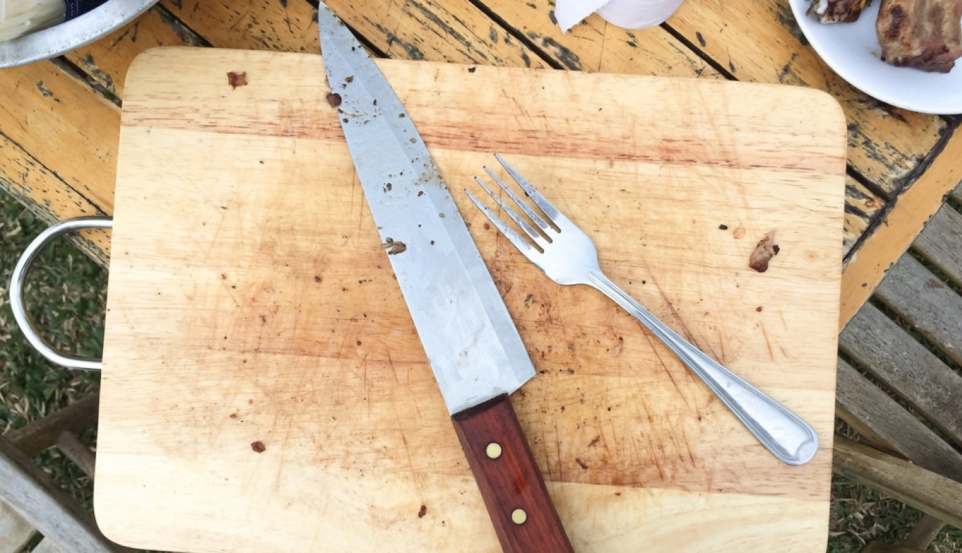 Daska za sečenje vam je prljava i puna tragova hrane? MOŽE DA BUDE KAO NOVA! (VIDEO)