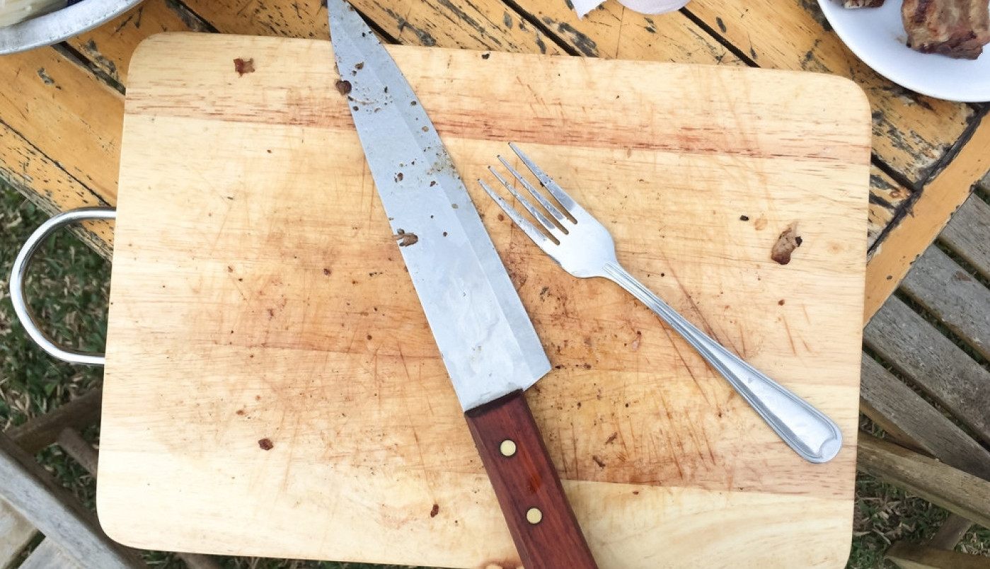 Daska za sečenje vam je prljava i puna tragova hrane? MOŽE DA BUDE KAO NOVA! (VIDEO)