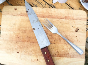 Daska za sečenje vam je prljava i puna tragova hrane? MOŽE DA BUDE KAO NOVA! (VIDEO)