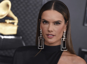 HALJINA KOJA ODUZIMA DAH! Posle Beograda otišla u Veneciju, a tamo je ponela jedan od najlepših odevnih predmeta ikad! (FOTO)