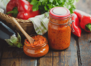 STARINSKI RECEPT ZA AJVAR po proverenom receptu naših baka! Ovako se pravi srpski kavijar, JEDAN SASTOJAK JE PRAVA TAJNA!