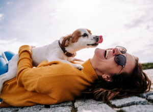 DA LI ZNATE ZAŠTO NAS PSI LIŽU? Potpuno ćete se iznenaditi!