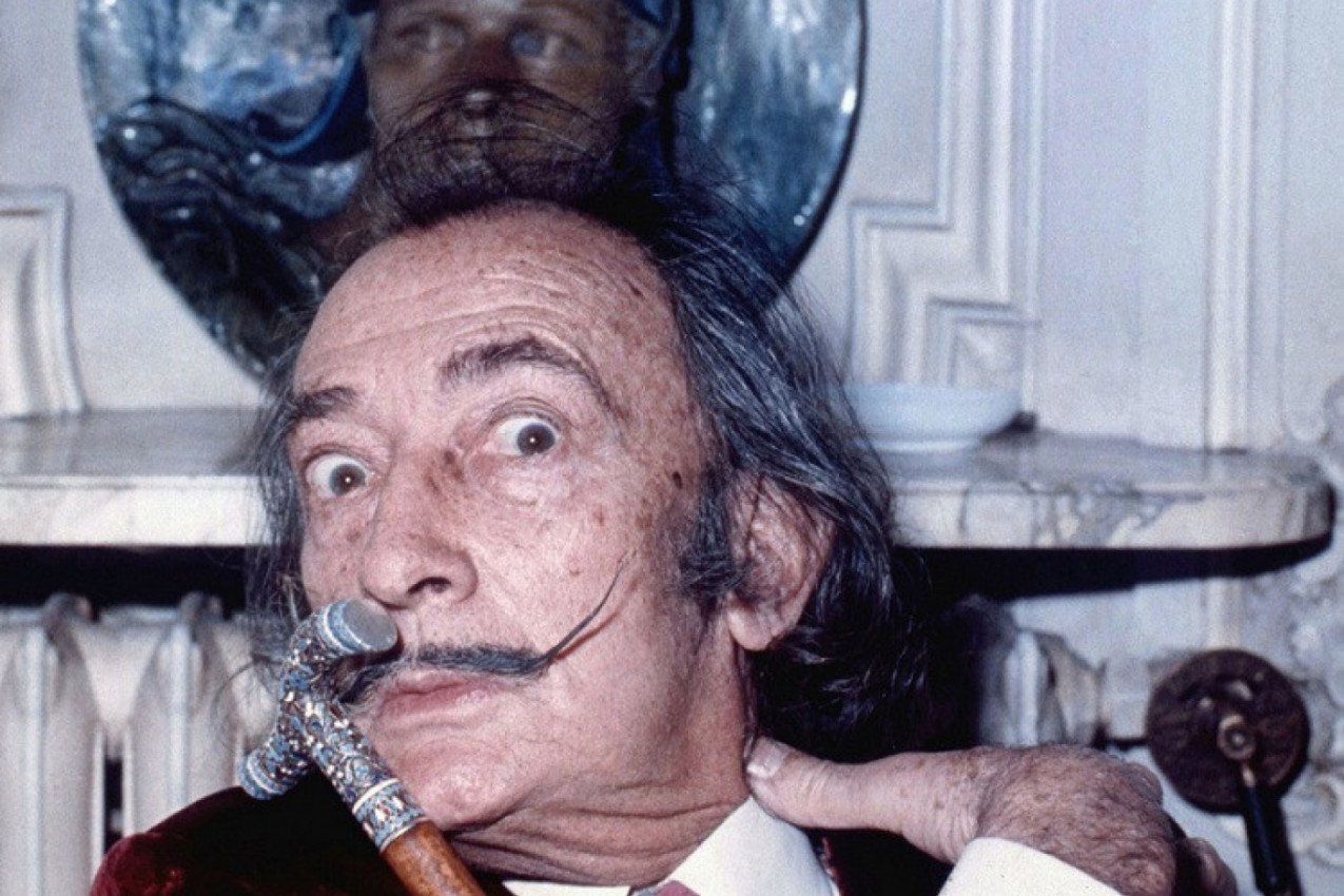 Kad žena kupuje mušku košulju, onda je zaljubljena. Kad je pegla, onda je udata. Ako pri tome peva, onda je i prvo i drugo