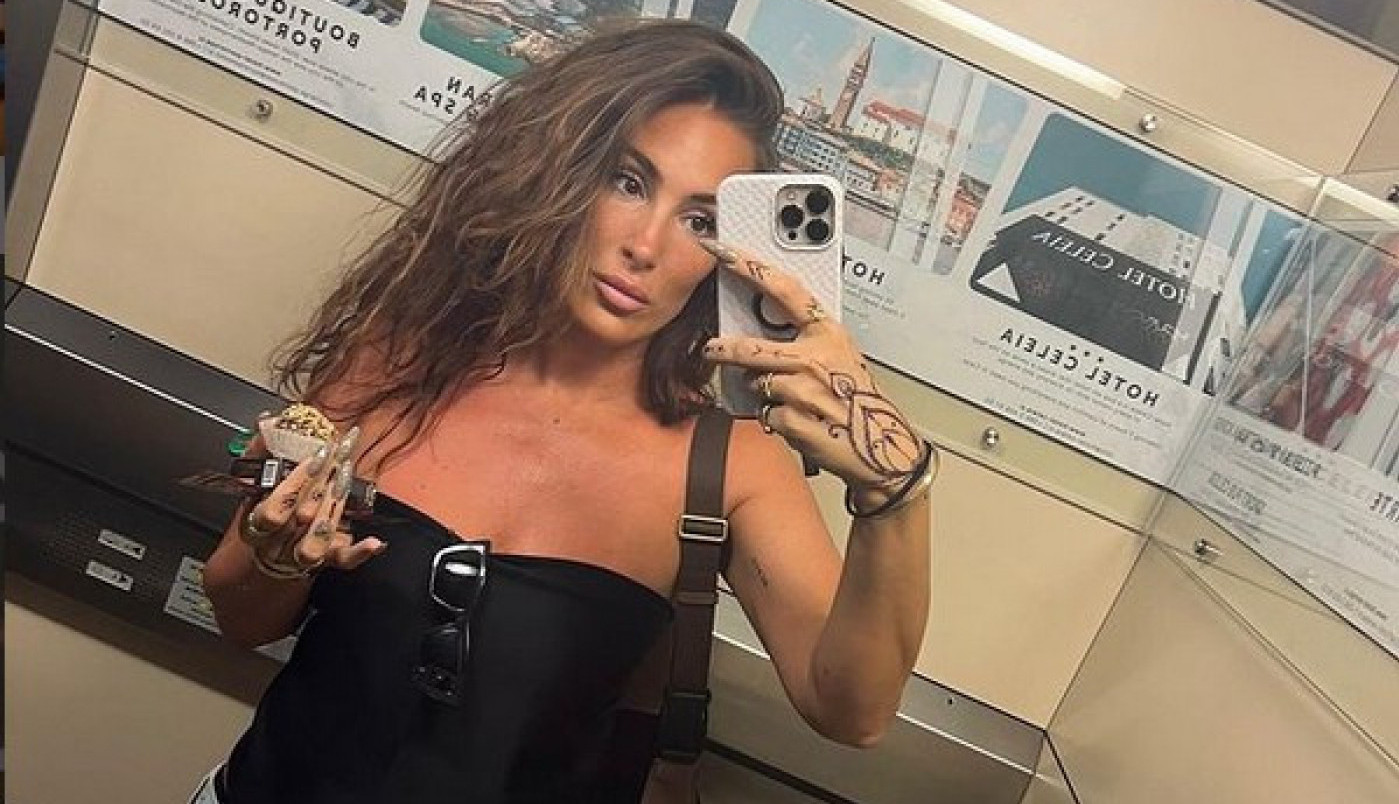 SENIDAH VRELA DO BOLA: U odevnoj kombinaciji od koje zastaje dah, fanovi u transu! (FOTO)