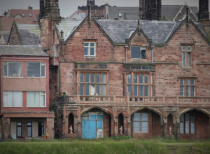 Kupili novu kuću i pronašli TAJNU SOBU UŽASA, od JEZIVIH SCENA pretnuli su od straha! (VIDEO)