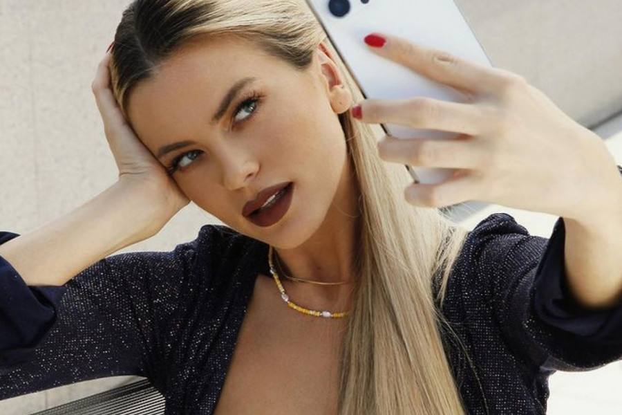 REKLAMIRA GUZU? Milica Pavlović u tangama na drvetu, pa na travi (FOTO)