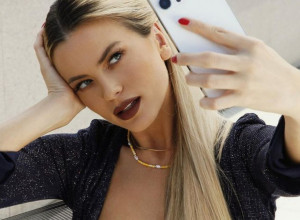 REKLAMIRA GUZU? Milica Pavlović u tangama na drvetu, pa na travi (FOTO)