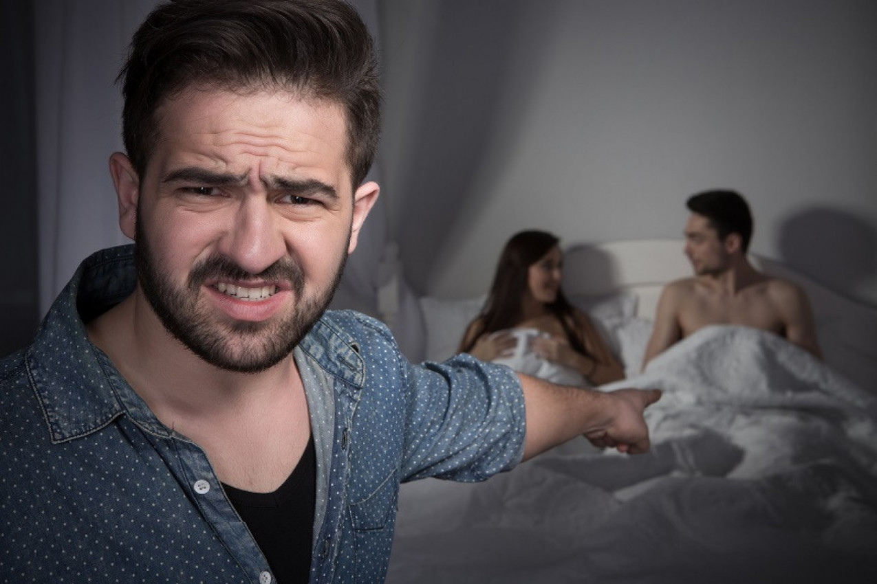 Da li je u redu da moja devojka prespava kod DRUGA U ISTOM KREVETU?