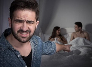 Da li je u redu da moja devojka prespava kod DRUGA U ISTOM KREVETU?