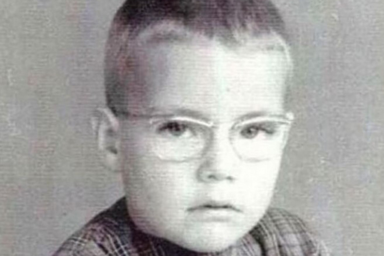 Prepoznajete li DEČAKA SA SLIKE? Danas je jedan od najslavnijih glumaca na svetu! (FOTO)