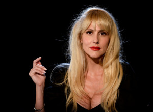 Iva Štrljić OTKRILA DUGE NOGE, ali ne i šta snima! (FOTO)