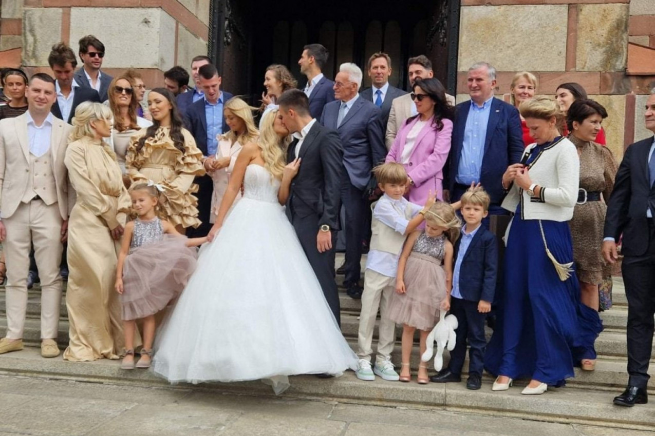 O ovom potezu DIJANE ĐOKOVIĆ svi pričaju: Na VENČANJIMA  sinova donela odluku koja je za poštovanje! (FOTO)