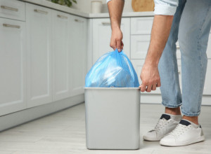 Jednostavan TRIK za brzo i ispravno POSTAVLJANJE KESE ZA ĐUBRE: Celog života to radimo na pogrešan način! (VIDEO)