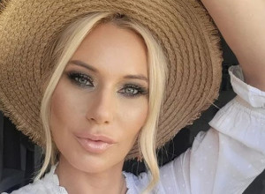 VODITELJKA SLAGALICE NIKAD IZAZOVNIJA! Ostavila sve bez daha, sevnule i gole noge! (FOTO)