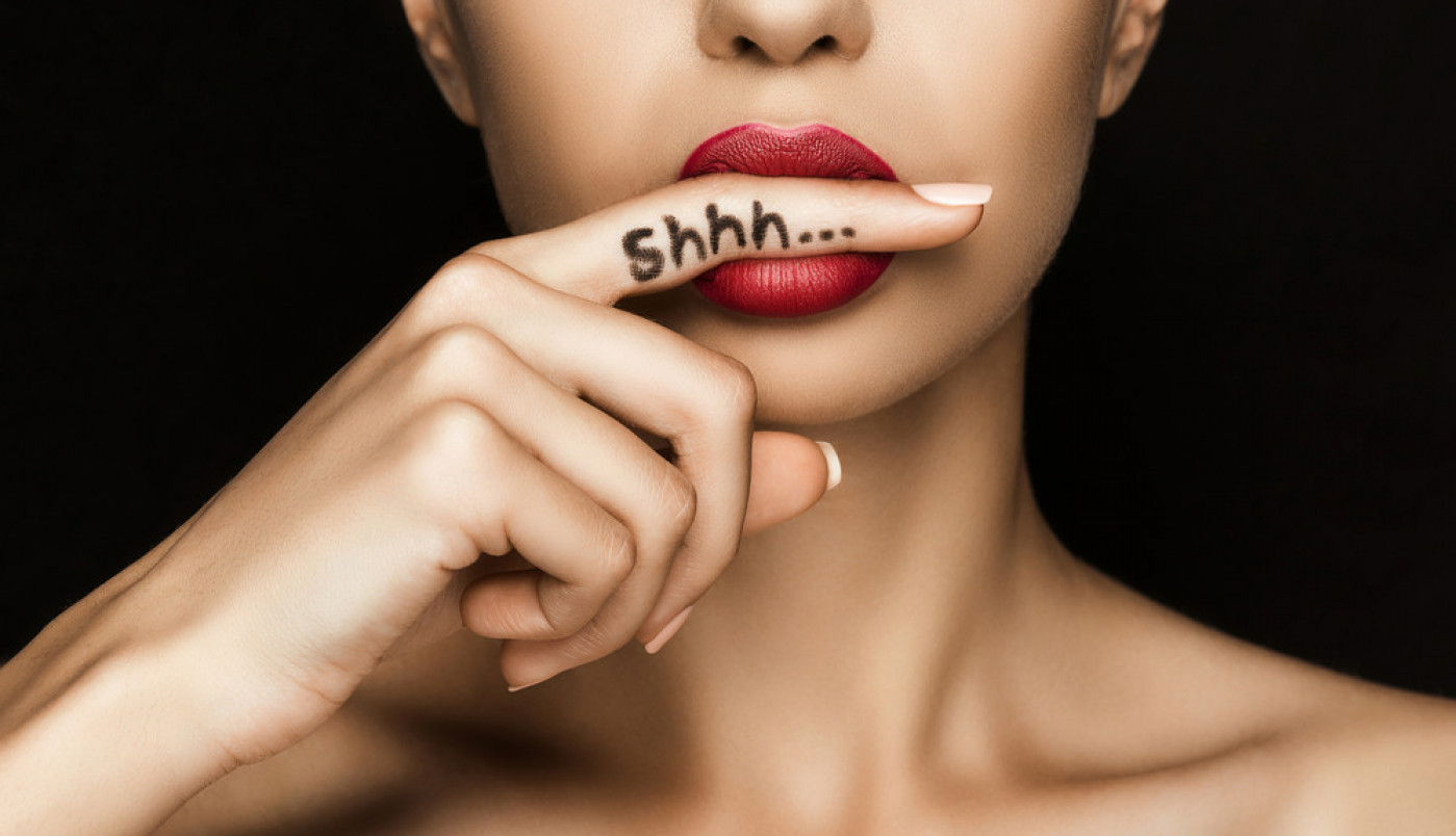 MUŽ JE BIO UBEĐEN DA UZBUĐUJE SVOJU ŽENU, a onda je ona otkrila da ima prljavu tajnu koji krije od njega (FOTO)