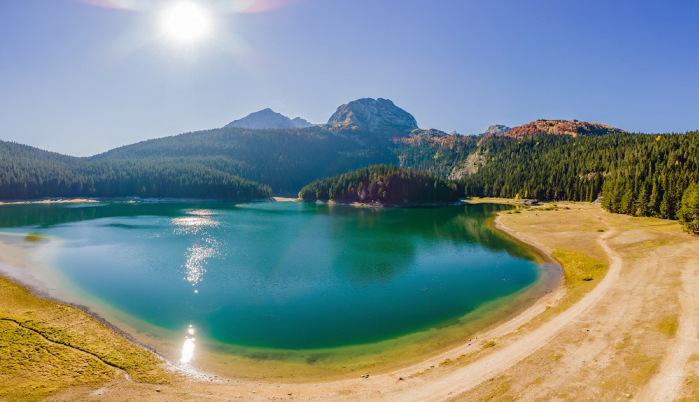Da li ste znali da u našoj blizini postoji jezero u kom spava crveni, krilati konj? Ovu prirodnu lepotu morate posetiti, ali legende koje se za nju vezuju LEDE KRV U ŽILAMA!