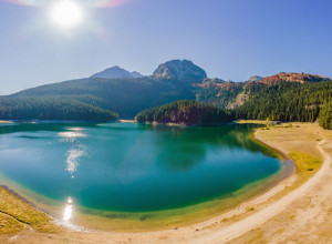 Da li ste znali da u našoj blizini postoji jezero u kom spava crveni, krilati konj? Ovu prirodnu lepotu morate posetiti, ali legende koje se za nju vezuju LEDE KRV U ŽILAMA!