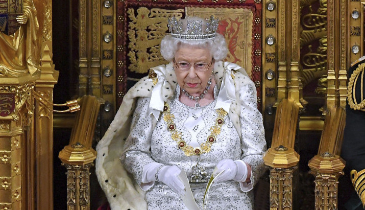 KREĆE BITKA ZA KRALJIČINE DRAGULJE! Evo šta je Elizabeta II ostavila iza sebe, KRUNA VREDNA KAO TRI RATNA BRODA! (FOTO)